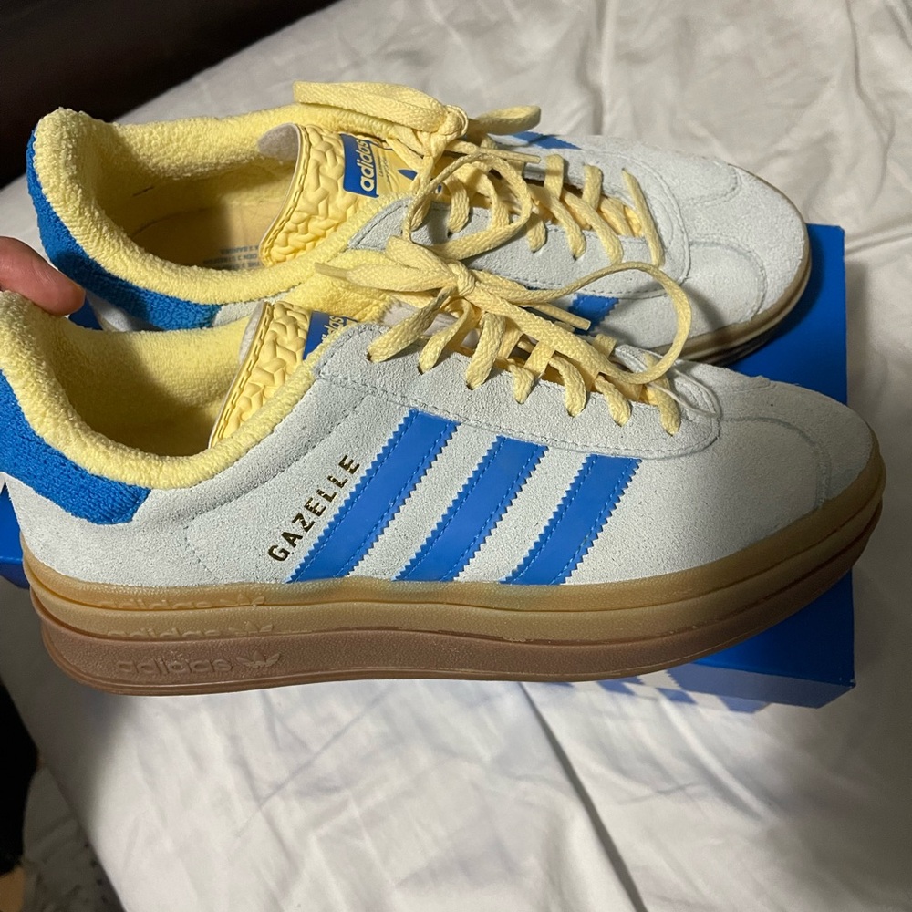 Women’s 8.5 Adidas Gazelle Bold